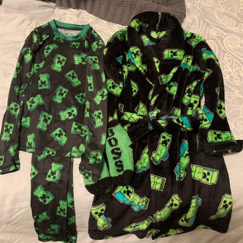 MINECRAFT BOYS CLOTHING SIZE XS AND S